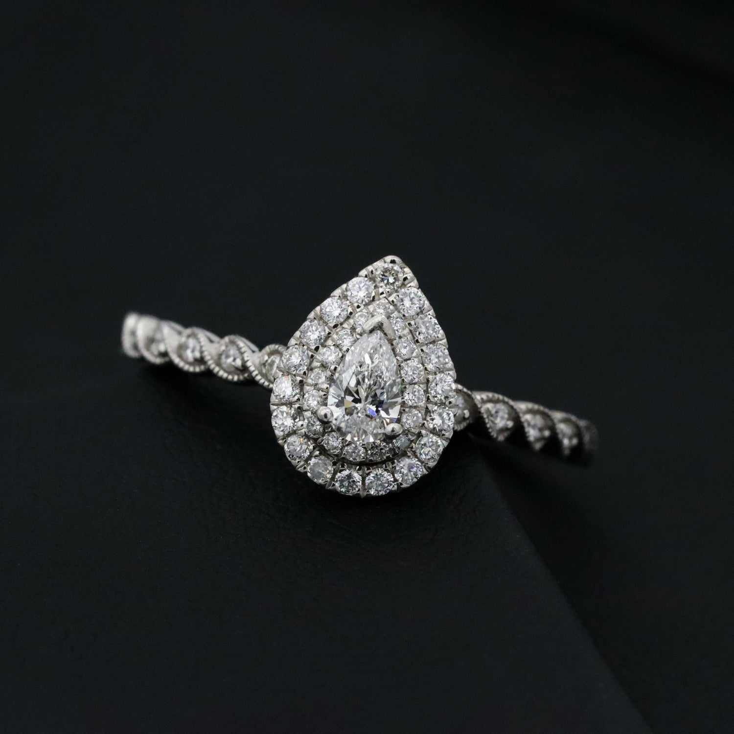 Pear shaped Diamond ring 