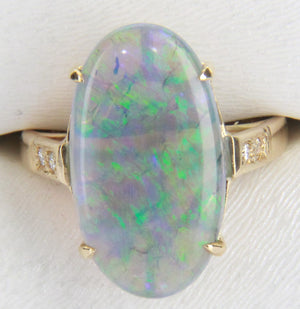 an 18Kt Yellow Gold Four claw ring supporting a transparant opal of 4.90 ct