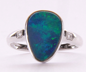 14Kt White Gold Doublet Opal Ring with 2x Diamond - 1.83Ct 0.034Ct 2.74 Grams